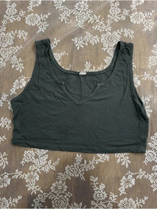 Tops - v neck tank top crop top